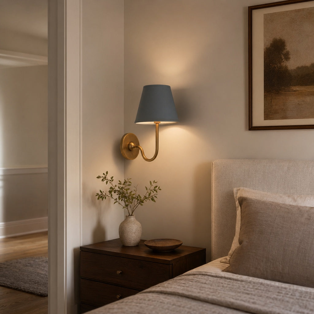 Applique murale élégante à abat-jour plissé en tissu – Éclairage classique et raffiné pour chambre et salon | Koossa