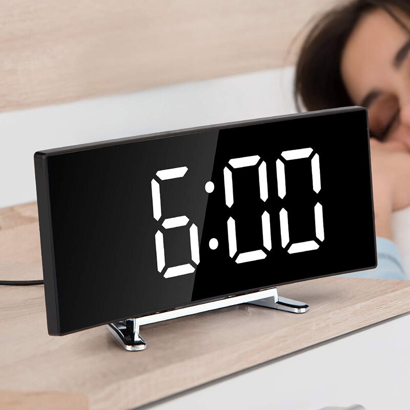Réveil numérique LED à écran incurvé avec luminosité automatique affichage grand format idéal pour chambre | Koossa