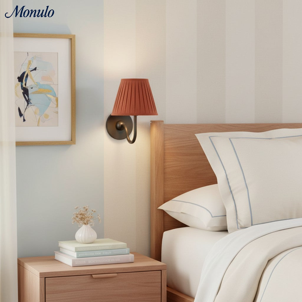 Applique murale élégante à abat-jour plissé en tissu – Éclairage classique et raffiné pour chambre et salon | Koossa