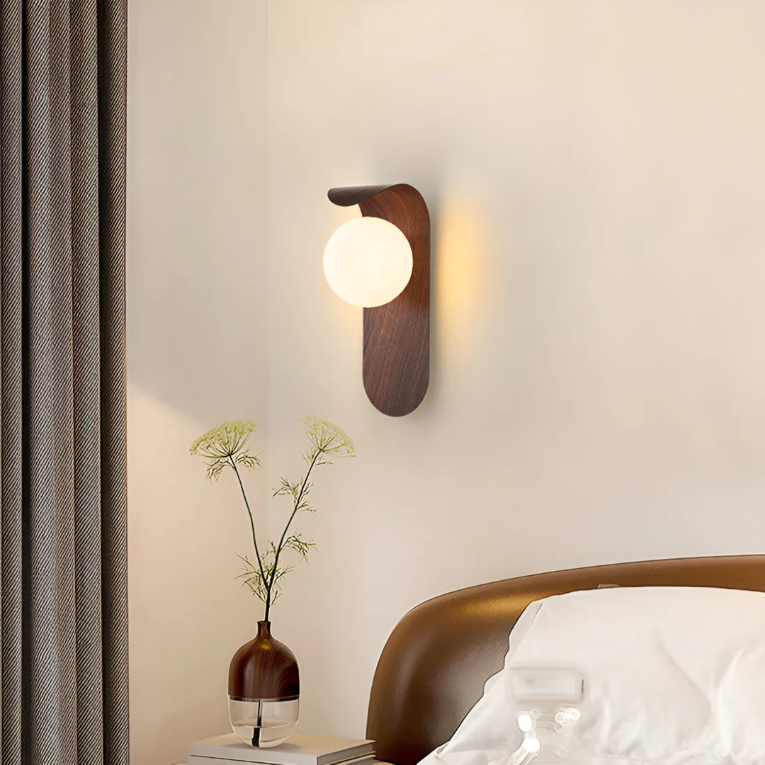 Applique murale bois naturel globe verre opalin LED blanc chaud chambre salon style minimaliste nordique épuré | Koossa