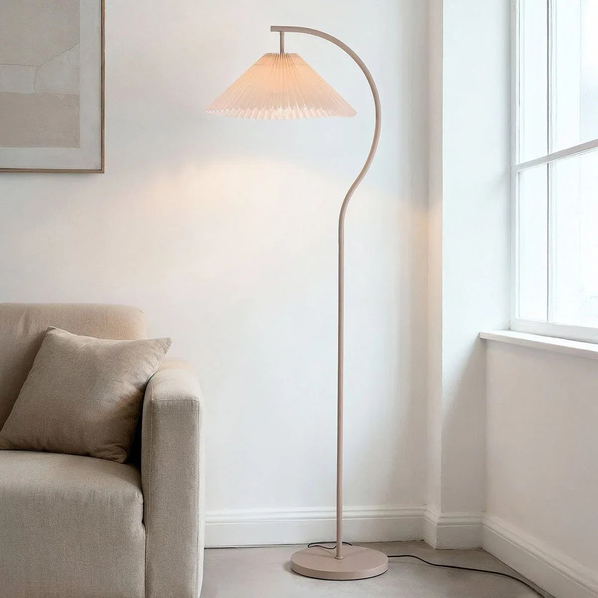 Lampadaire arc textile plissé beige 152 cm salon lecture E27 ambiance chaleureuse élégante fauteuil chambre | Koossa
