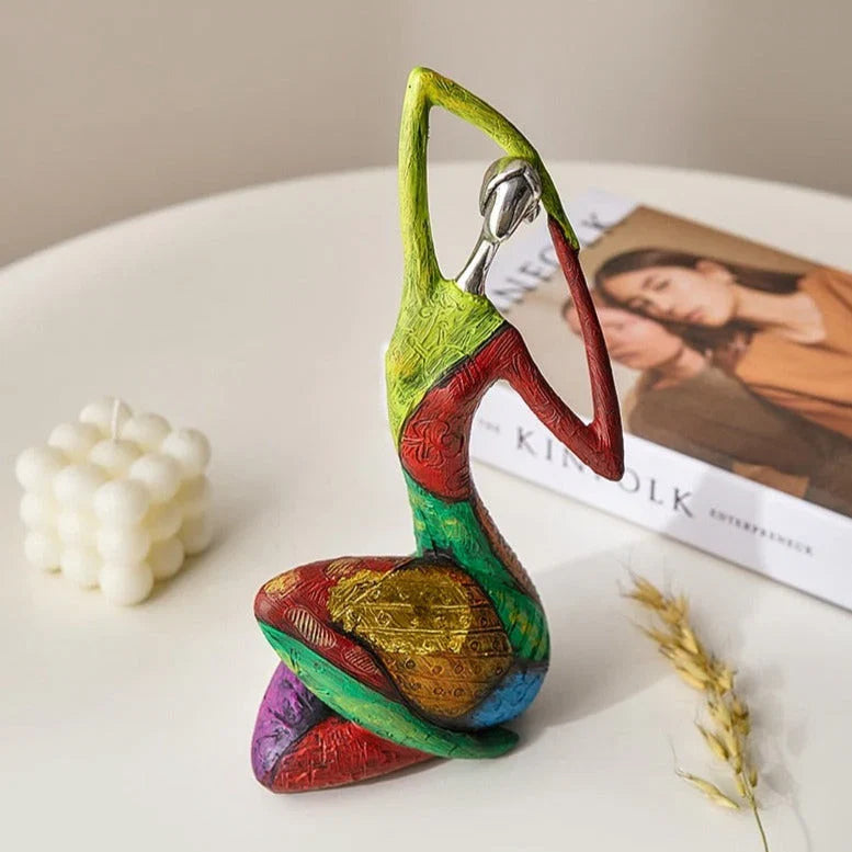 Statuette féminine abstraite en résine peinte à la main pour décoration intérieure moderne et colorée | Koossa