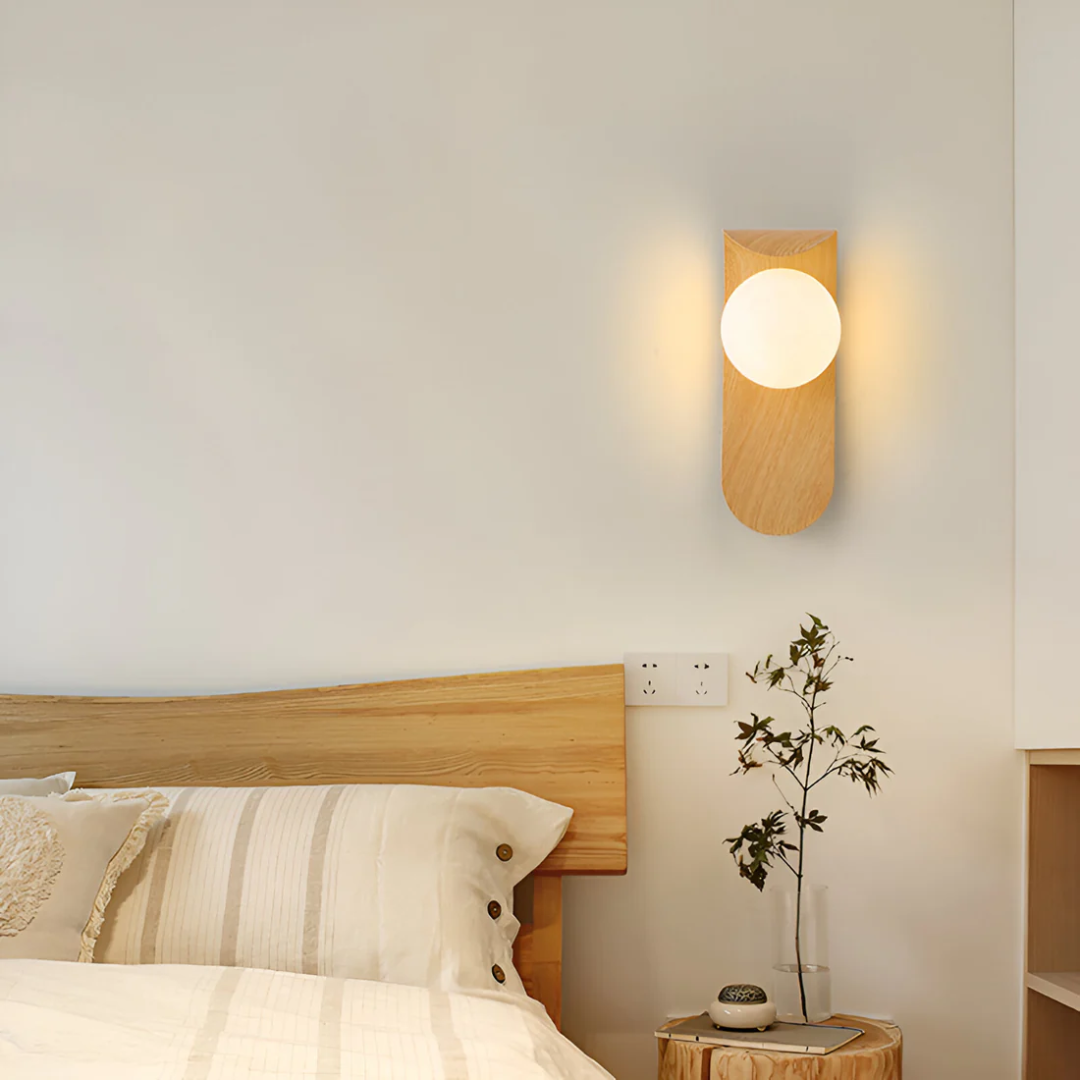Applique murale bois naturel globe verre opalin LED blanc chaud chambre salon style minimaliste nordique épuré | Koossa