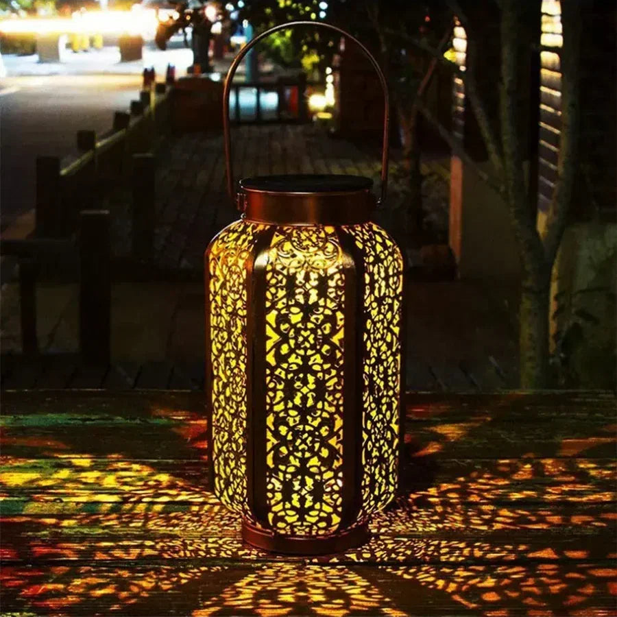 Lanterne solaire décorative en fer couleur cuivre motif oriental pour jardin terrasse balcon autonomie 8–10 h | Koossa