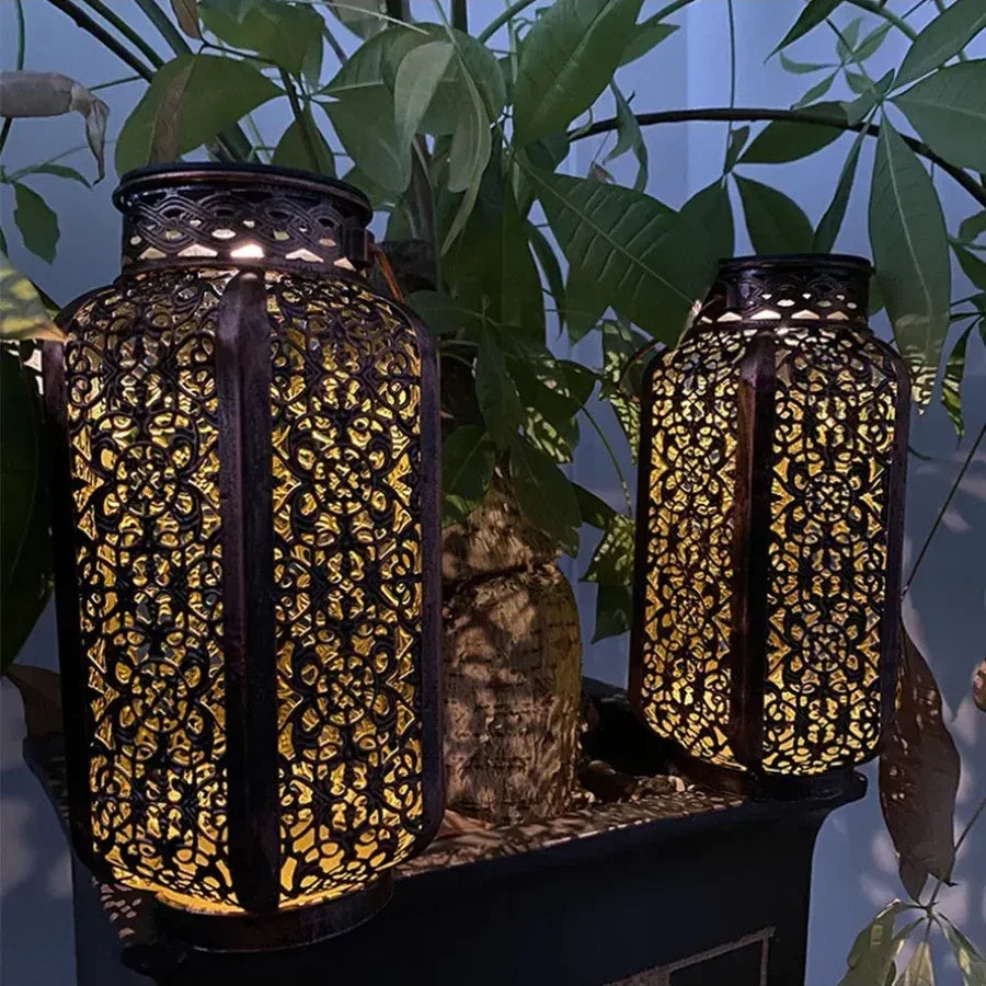 Lanterne solaire décorative en fer couleur cuivre motif oriental pour jardin terrasse balcon autonomie 8–10 h | Koossa