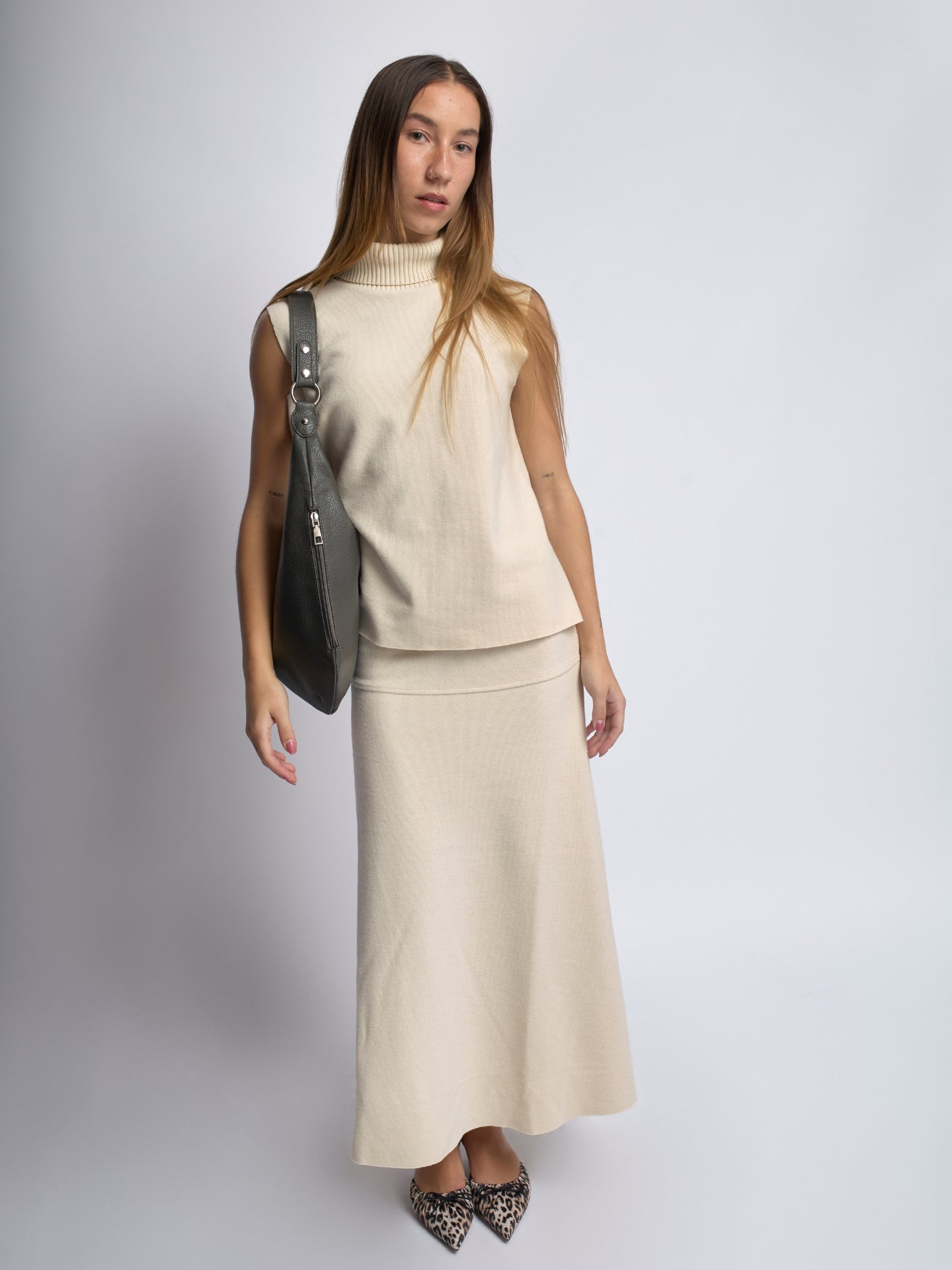 Slouchy Hobo Bag in Vegan Leather with Metal Ring Details – Spacious Everyday Shoulder Bag with Zip Compartments | Koossa