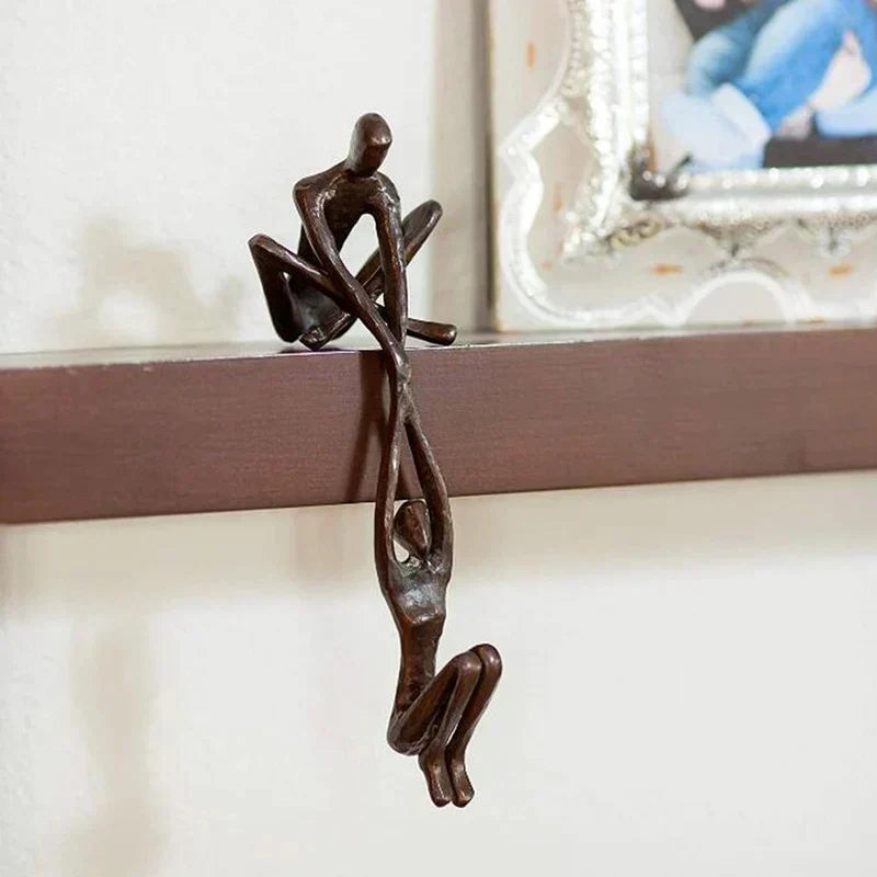 Sculpture Couple en Équilibre Résine Noir Bronze Décor Amour Harmonie Salon Bureau Design Moderne Élégant | Koossa