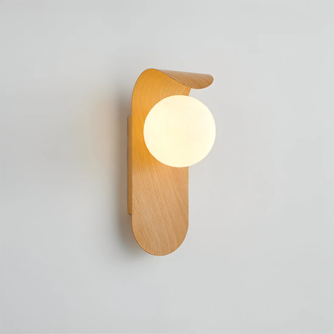 Applique murale bois naturel globe verre opalin LED blanc chaud chambre salon style minimaliste nordique épuré | Koossa