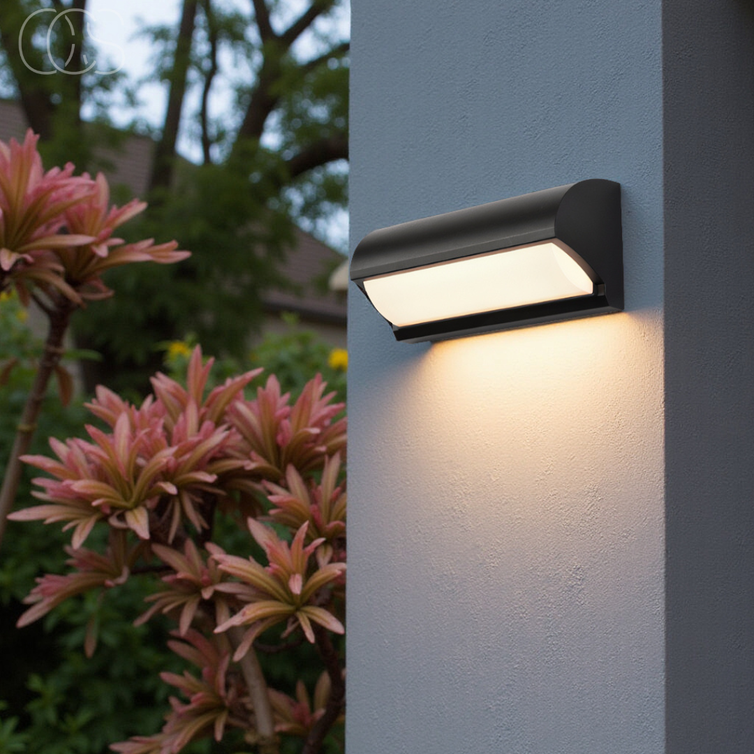 Applique murale LED noire étanche IP65 pour intérieur et extérieur avec éclairage blanc chaud 3000 K design moderne | Koossa