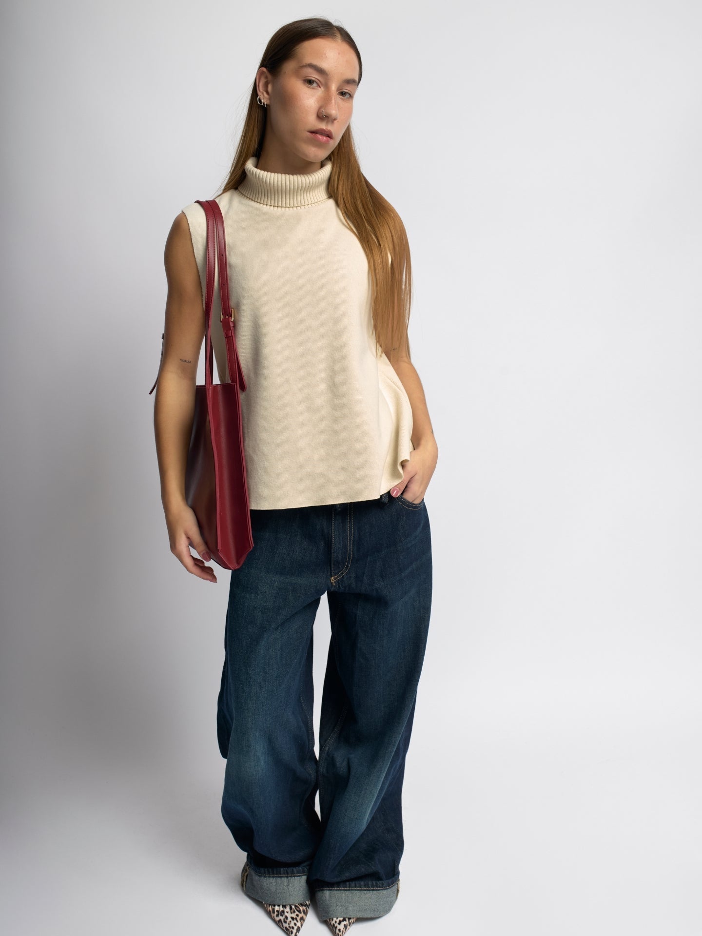 Structured Leather Shoulder Bag with Adjustable Strap and Secure Divider | Koossa