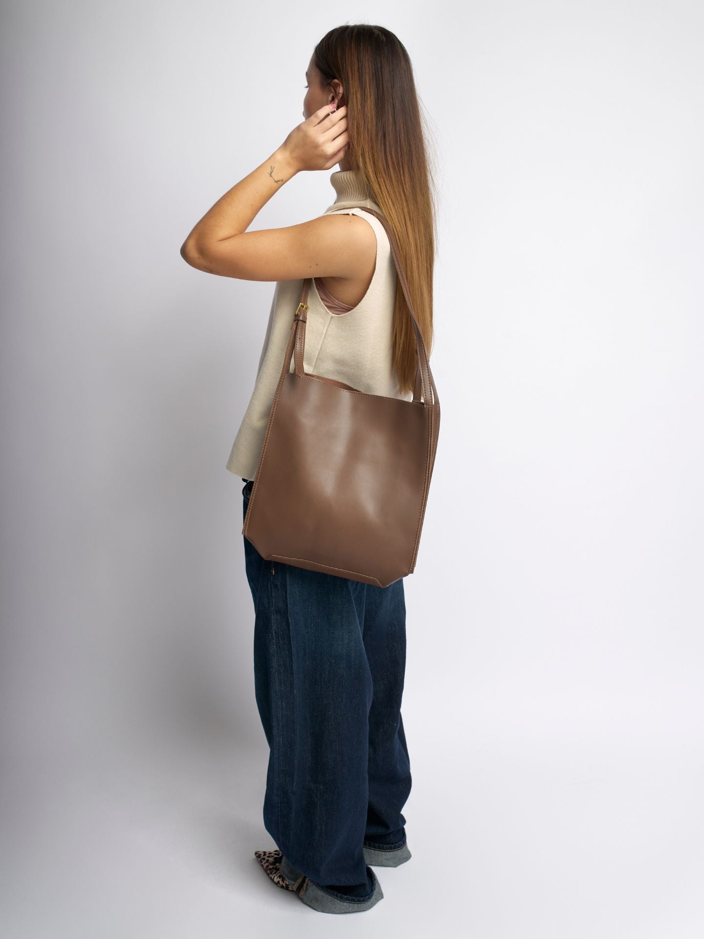 Structured Leather Shoulder Bag with Adjustable Strap and Secure Divider | Koossa