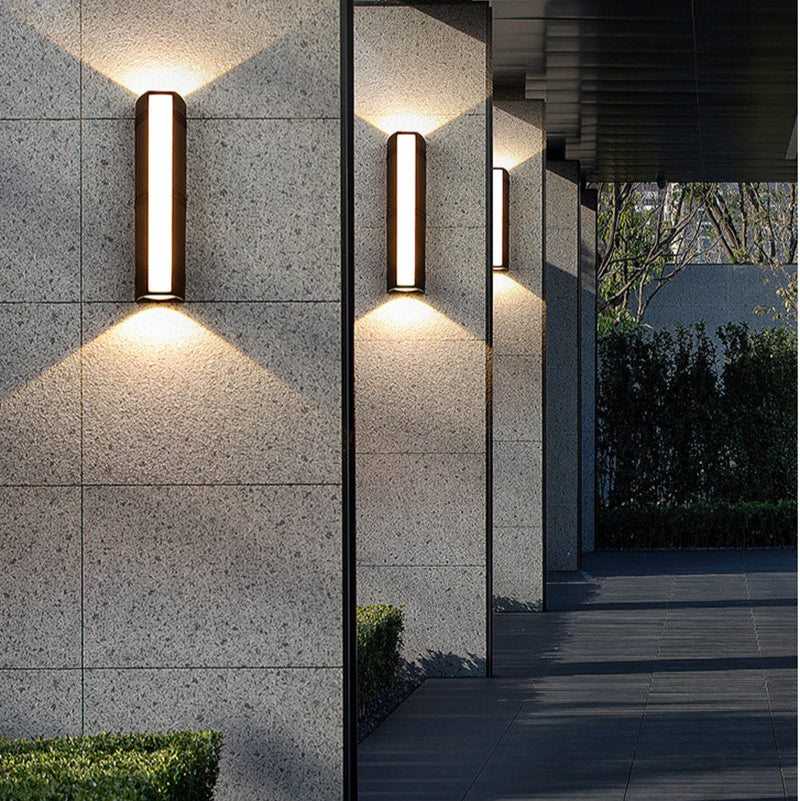 Applique murale LED extérieure étanche noire en aluminium IP65 pour terrasse jardin balcon moderne design | Koossa