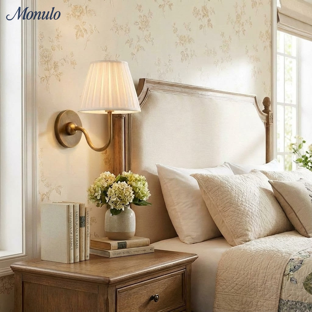 Applique murale élégante à abat-jour plissé en tissu – Éclairage classique et raffiné pour chambre et salon | Koossa