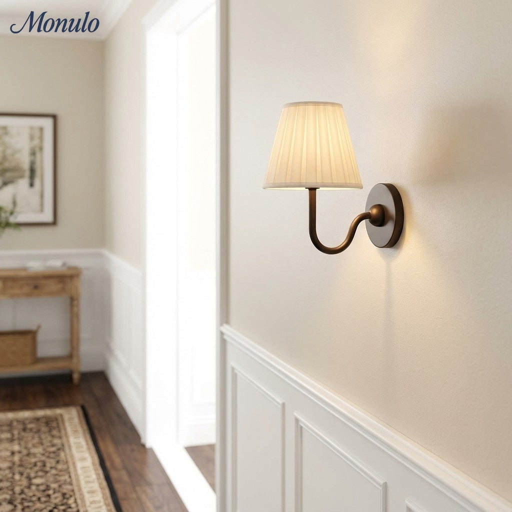 Applique murale élégante à abat-jour plissé en tissu – Éclairage classique et raffiné pour chambre et salon | Koossa