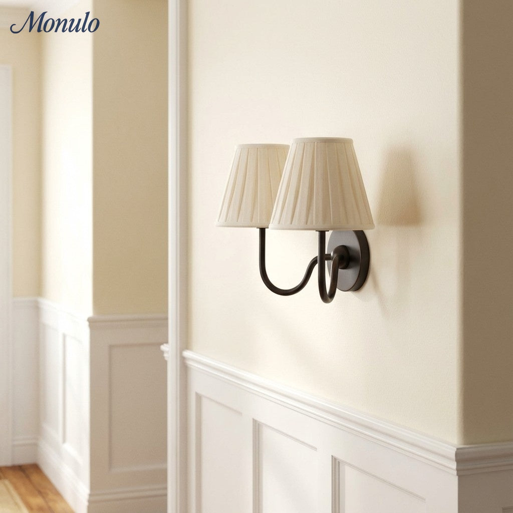 Applique murale élégante à abat-jour plissé en tissu – Éclairage classique et raffiné pour chambre et salon | Koossa
