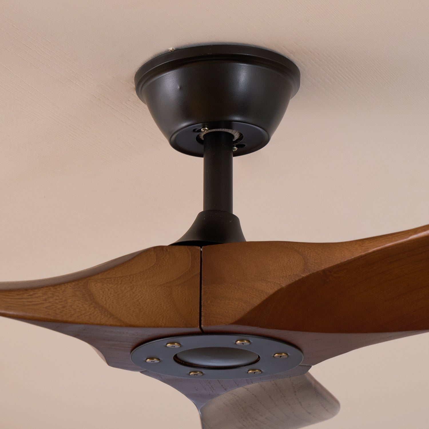Ventilateur de Plafond Bois Naturel 6 Vitesses Silencieux Design Moderne Salon Chambre Circulation Air | Koossa
