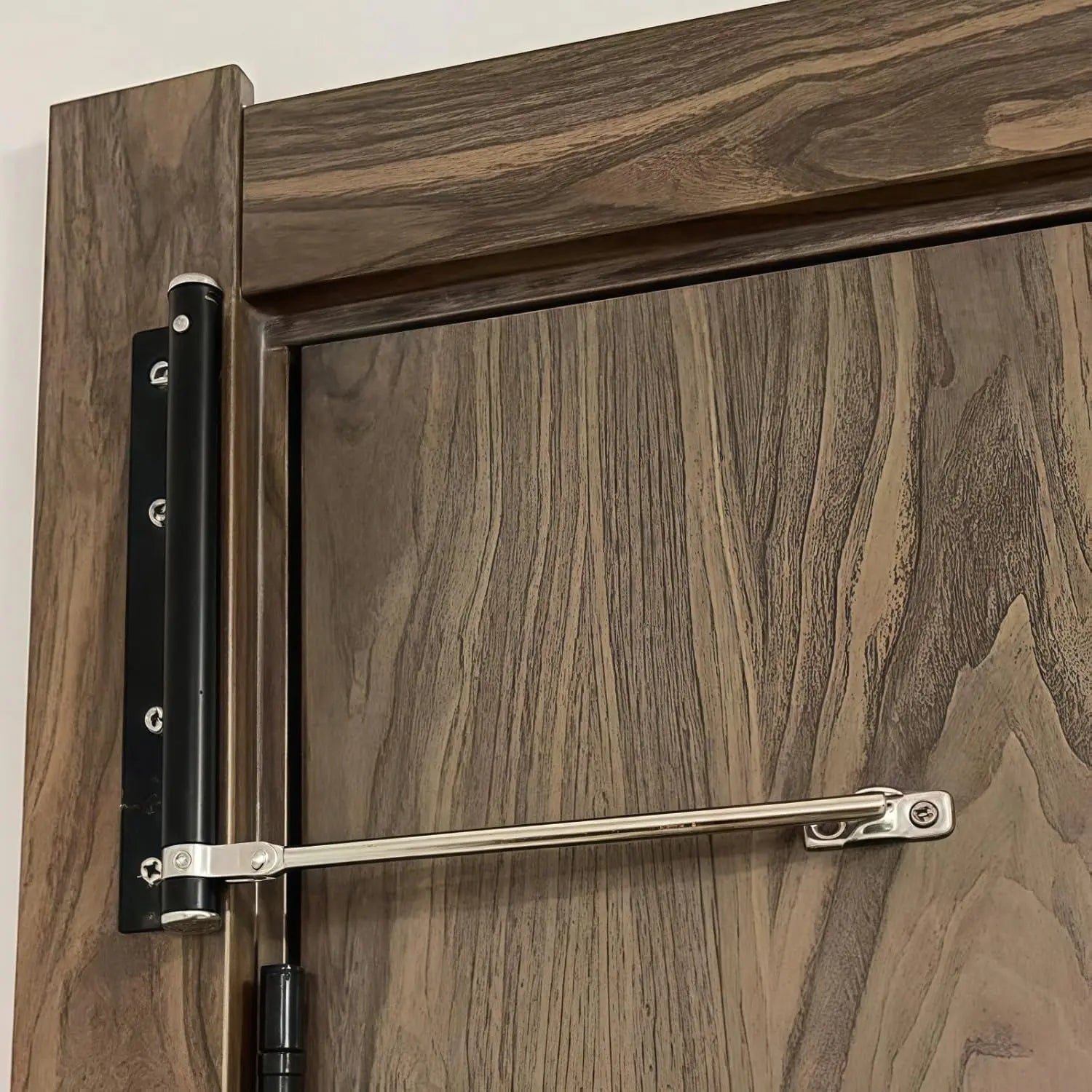Ferme-porte automatique en acier inoxydable réglable 4 vitesses pour intérieur discret élégant et sécurisé | Koossa