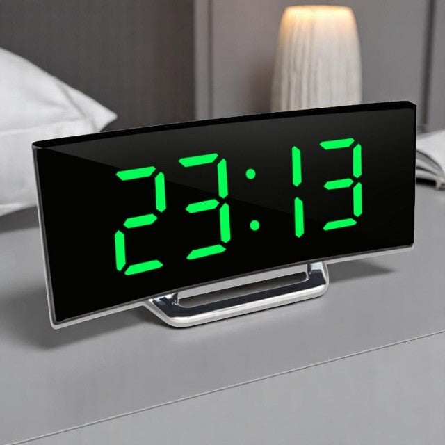 Réveil numérique LED à écran incurvé avec luminosité automatique affichage grand format idéal pour chambre | Koossa