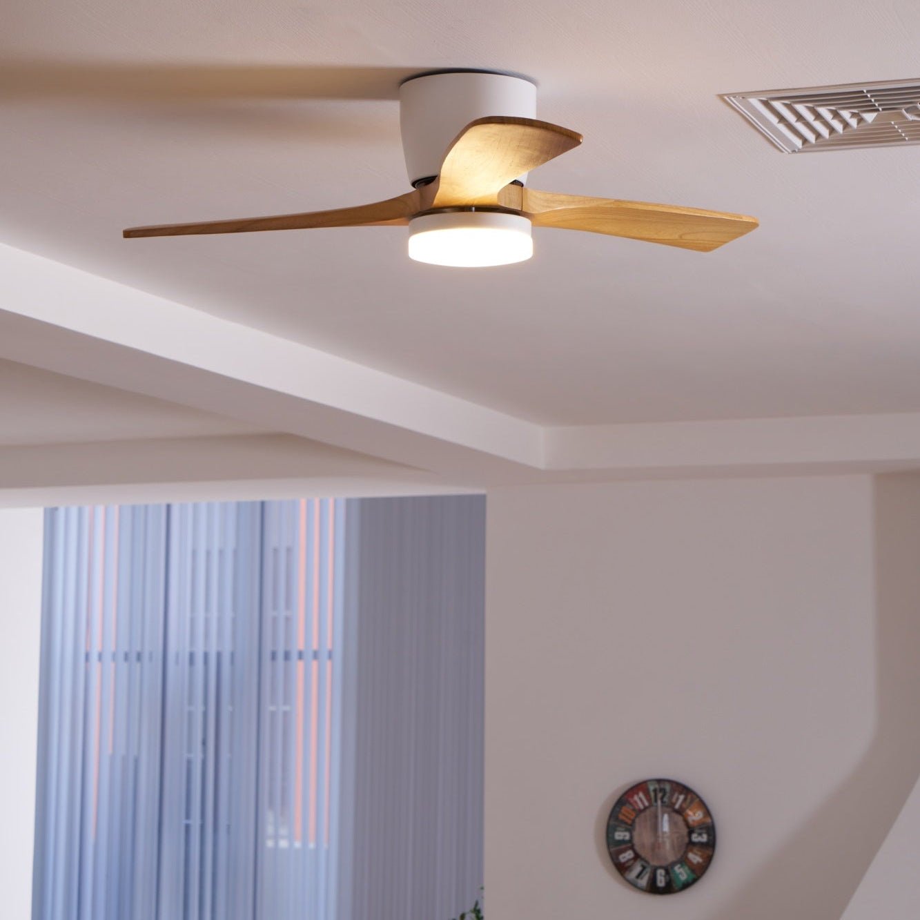 Ventilateur de plafond lumineux lames bois naturel design nordique silencieux économe chambre salon moderne | Koossa