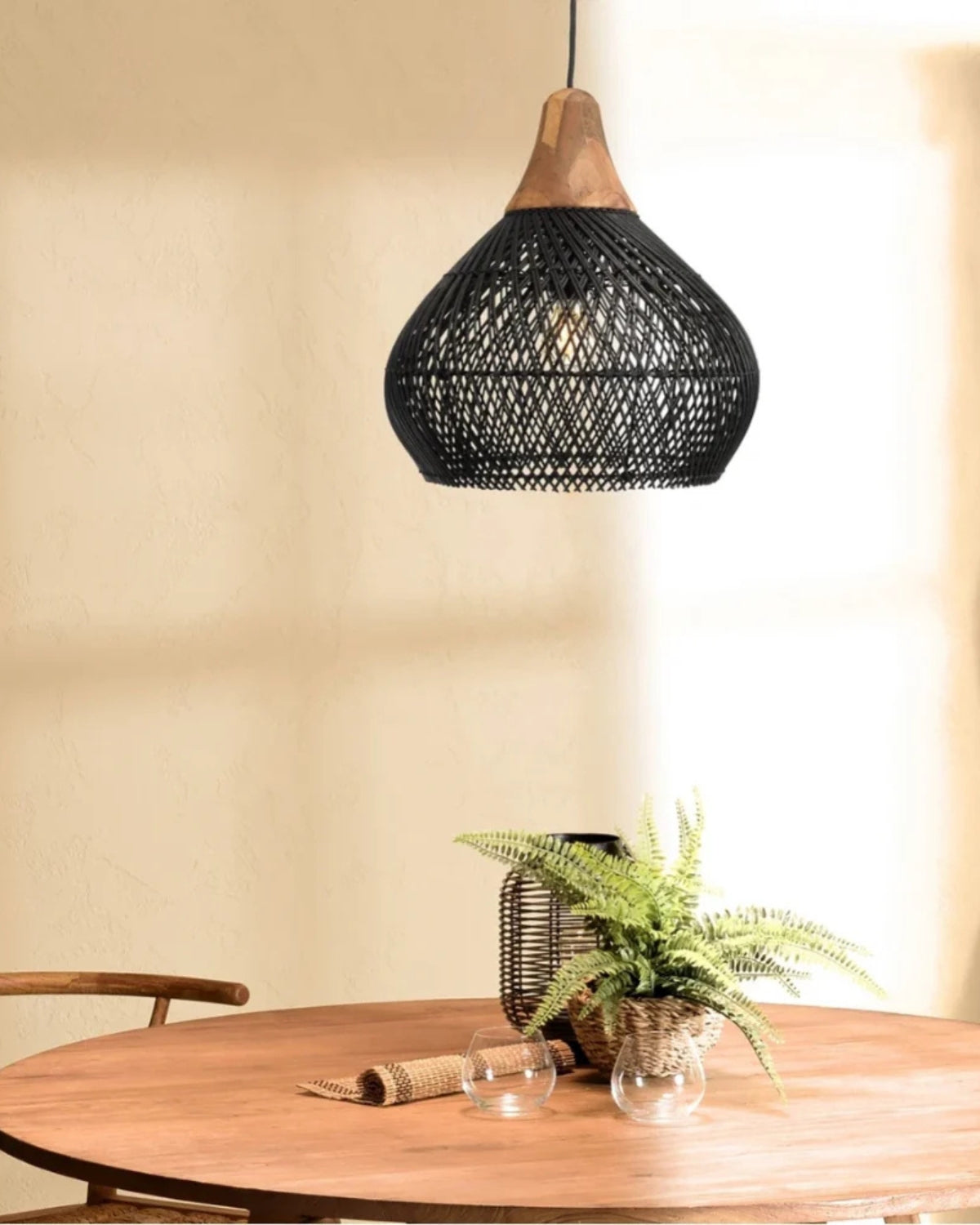 Suspension en rotin tressé main ambiance bohème pour salle à manger et salon avec lumière douce et chaleureuse | Koossa