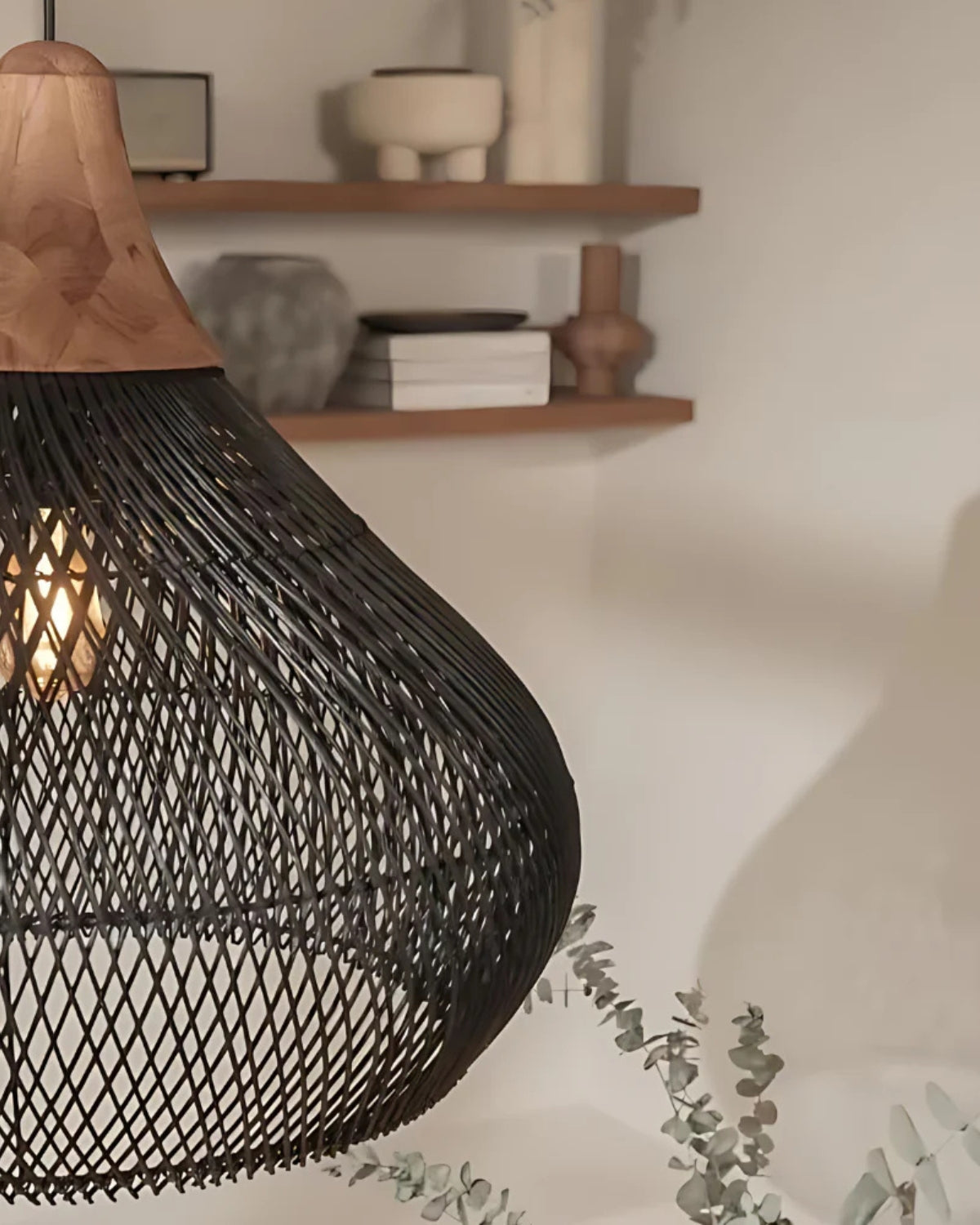 Suspension en rotin tressé main ambiance bohème pour salle à manger et salon avec lumière douce et chaleureuse | Koossa