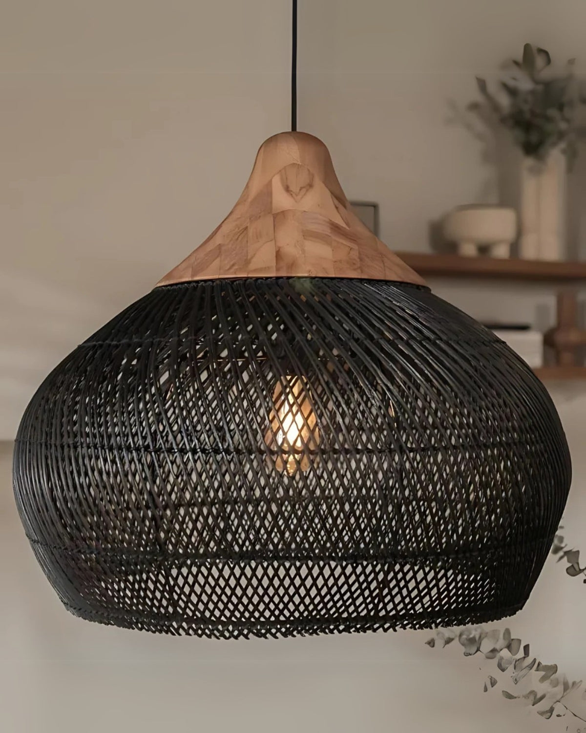 Suspension en rotin tressé main ambiance bohème pour salle à manger et salon avec lumière douce et chaleureuse | Koossa