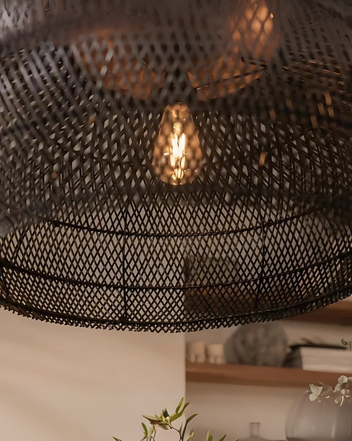Suspension en rotin tressé main ambiance bohème pour salle à manger et salon avec lumière douce et chaleureuse | Koossa