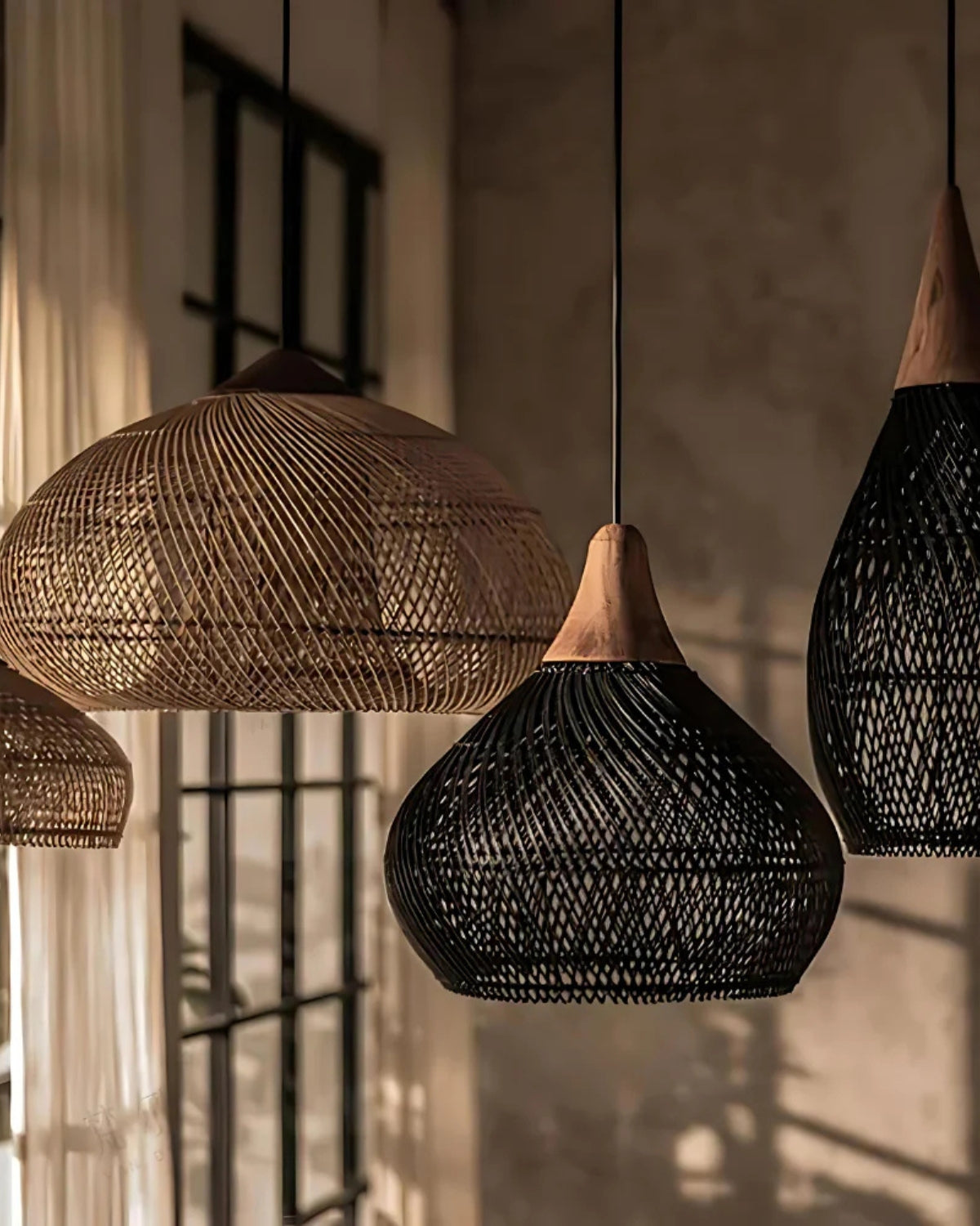 Suspension en rotin tressé main ambiance bohème pour salle à manger et salon avec lumière douce et chaleureuse | Koossa