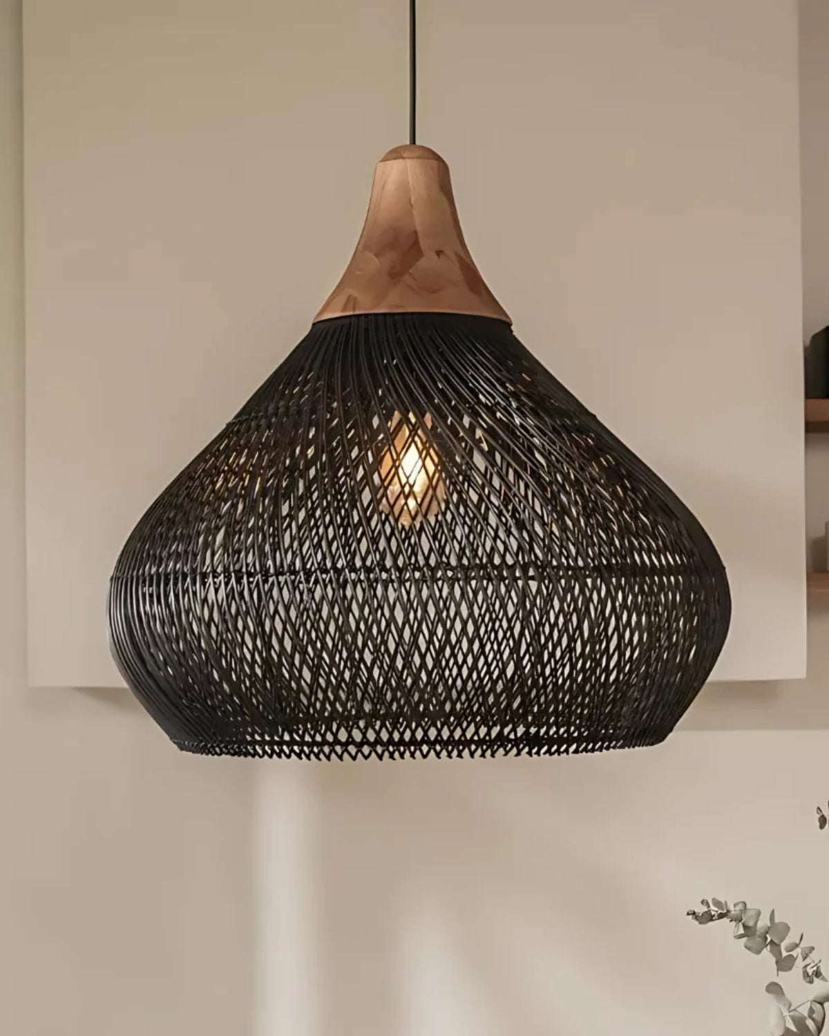 Suspension en rotin tressé main ambiance bohème pour salle à manger et salon avec lumière douce et chaleureuse | Koossa