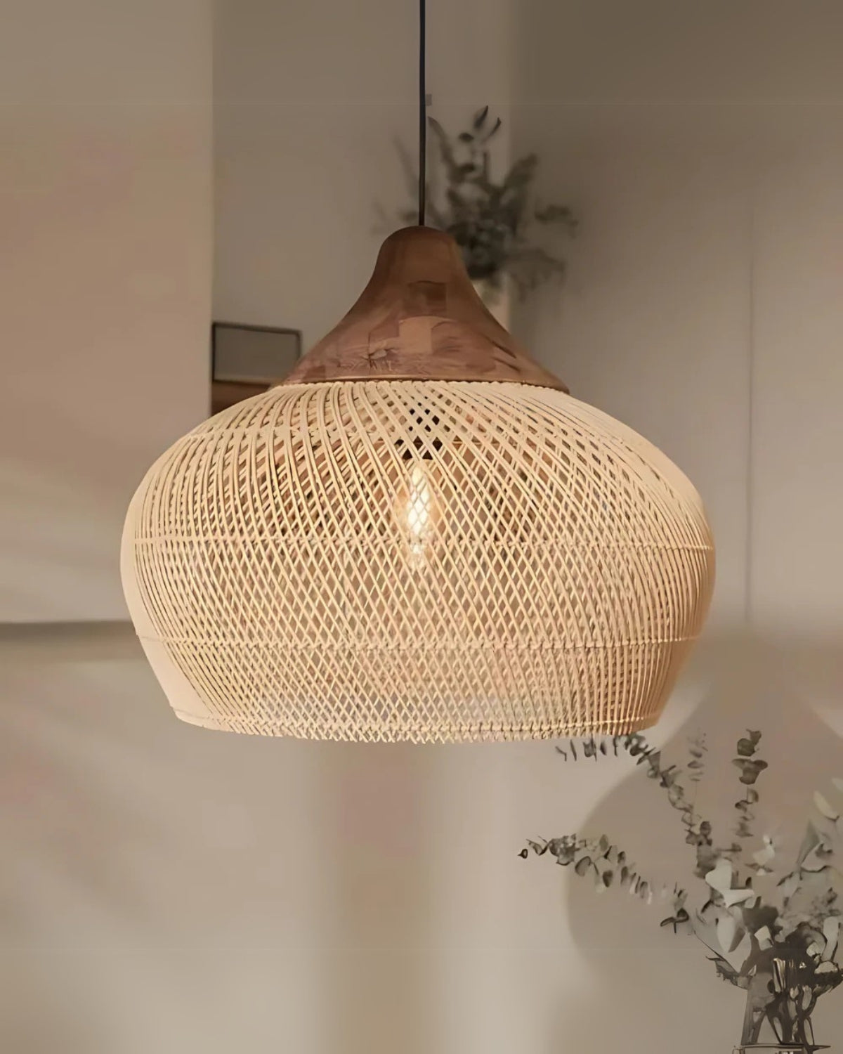 Suspension en rotin tressé main ambiance bohème pour salle à manger et salon avec lumière douce et chaleureuse | Koossa