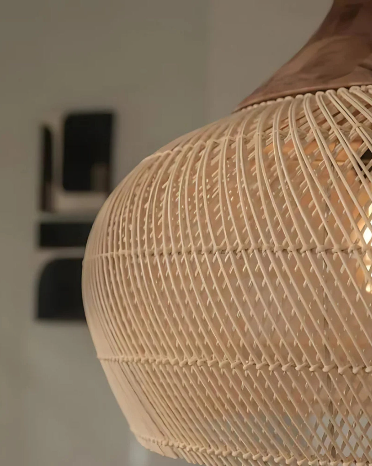 Suspension en rotin tressé main ambiance bohème pour salle à manger et salon avec lumière douce et chaleureuse | Koossa