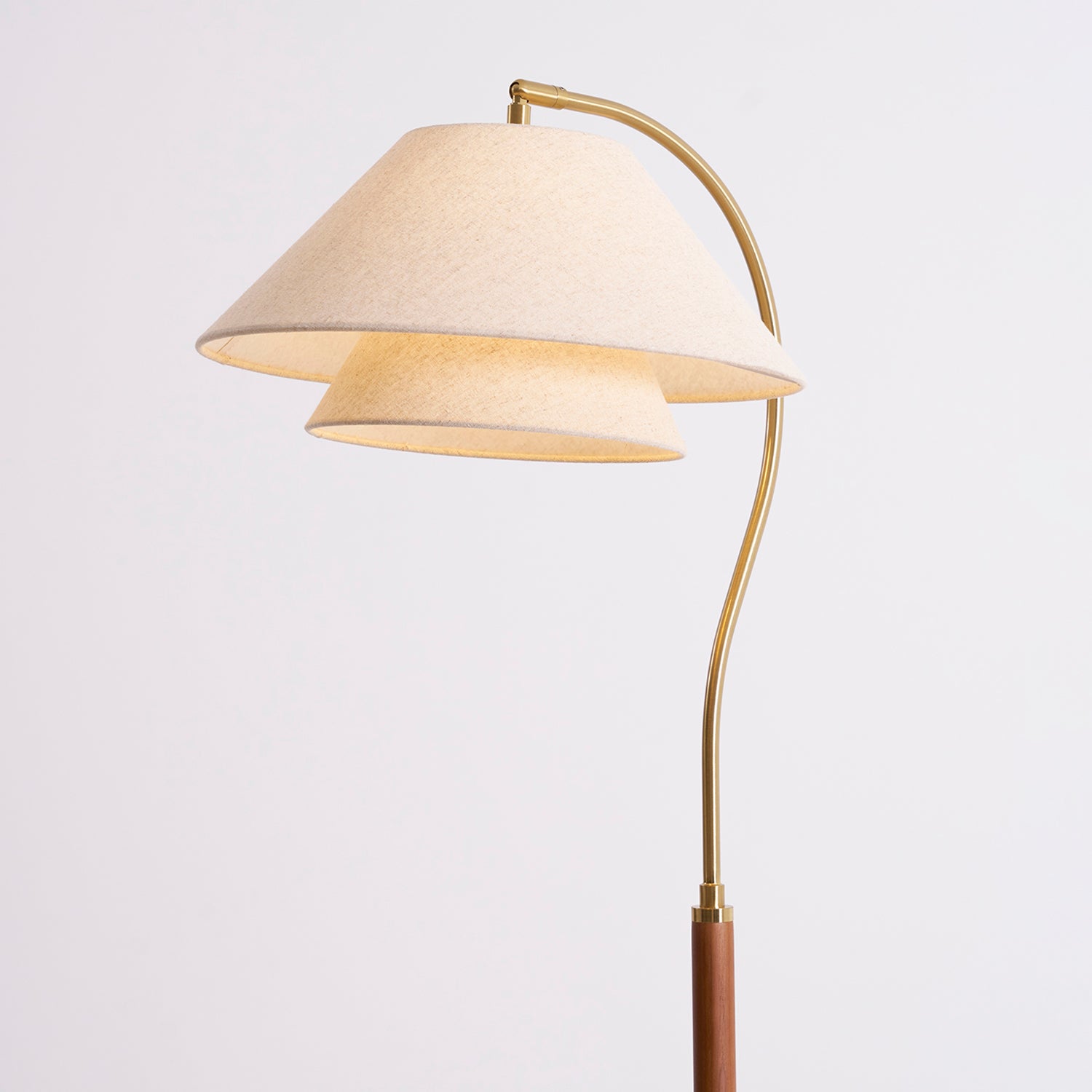 Lampadaire double abat-jour tissu lin et bois 155 cm design élégant salon chambre lumière douce ambiance | Koossa