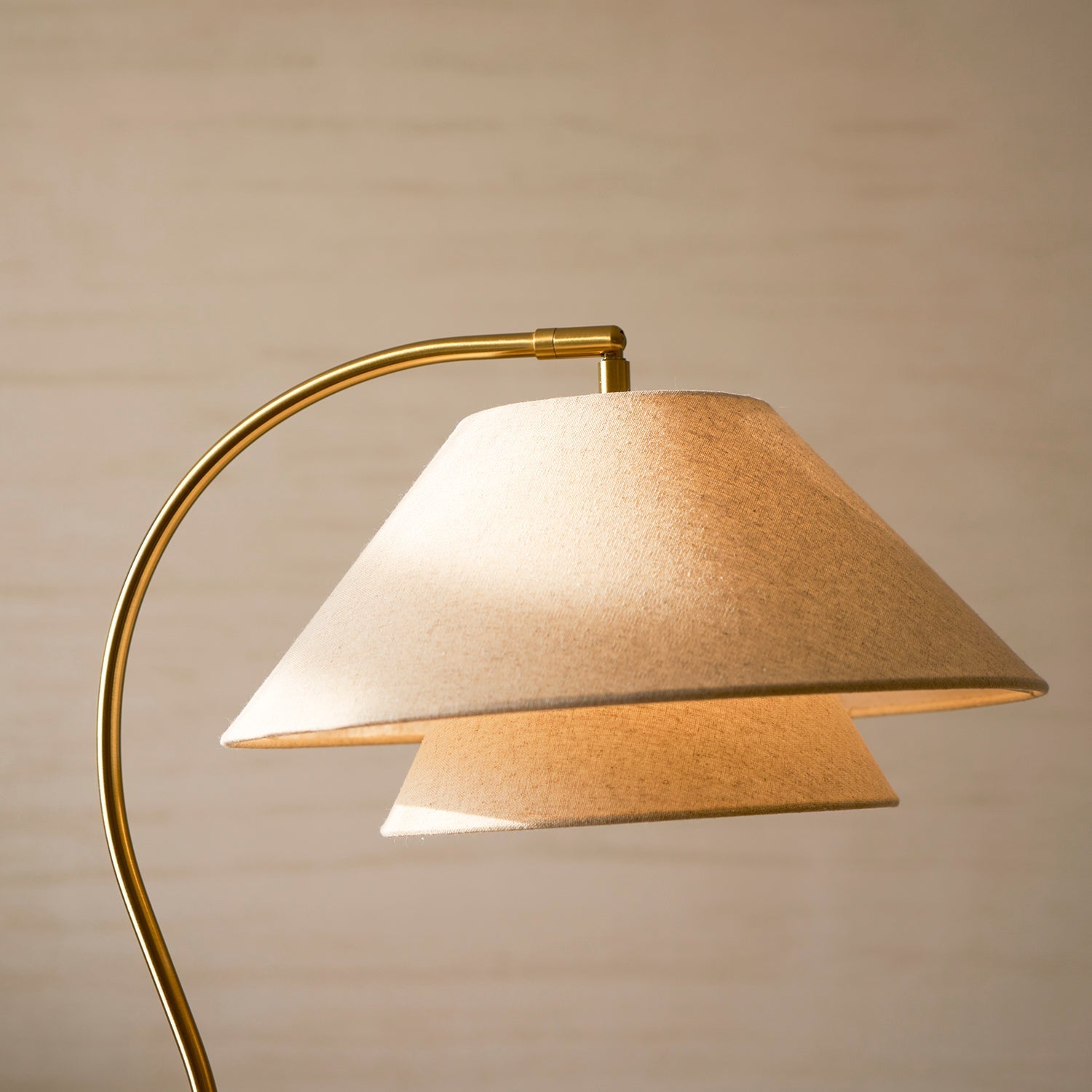 Lampadaire double abat-jour tissu lin et bois 155 cm design élégant salon chambre lumière douce ambiance | Koossa