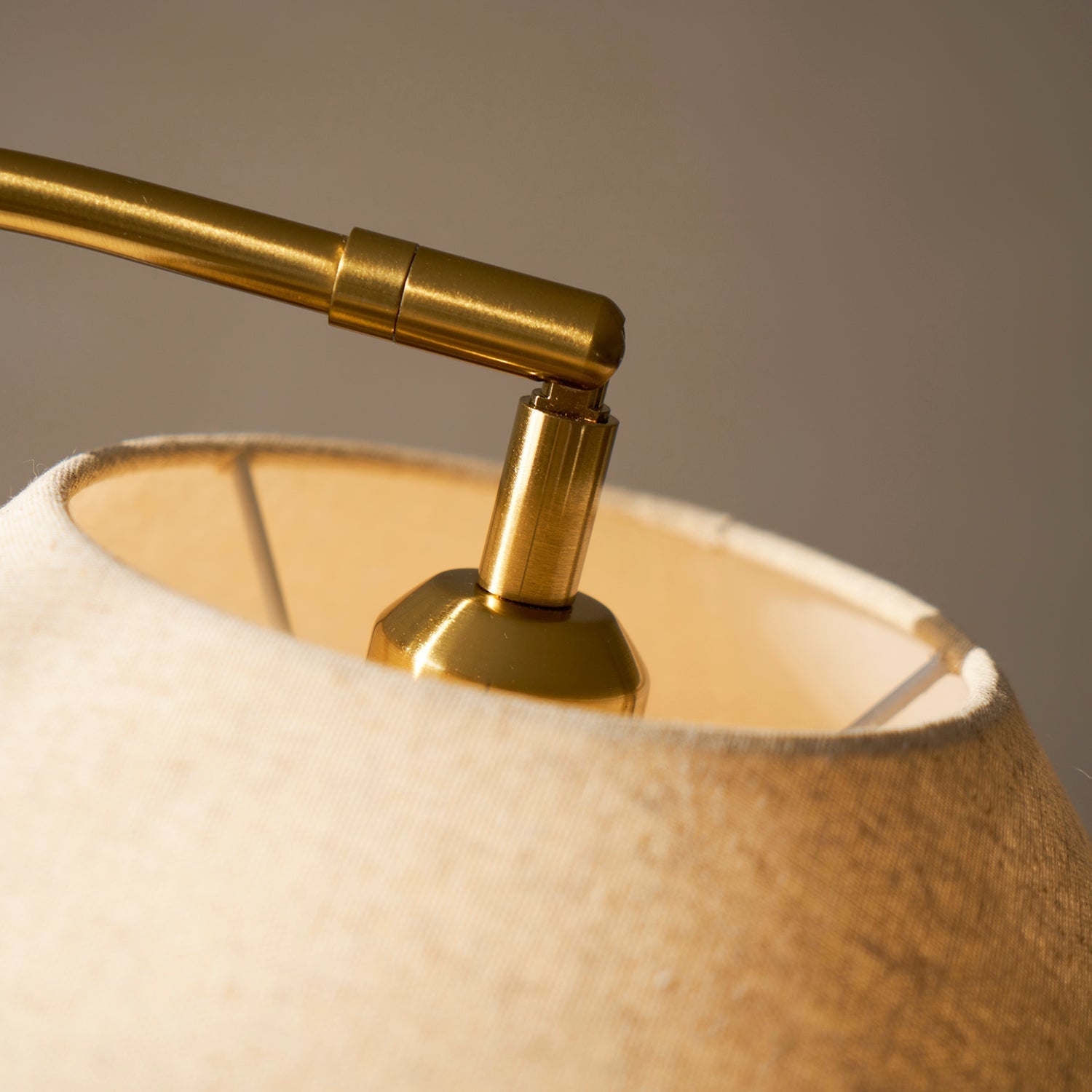 Lampadaire double abat-jour tissu lin et bois 155 cm design élégant salon chambre lumière douce ambiance | Koossa