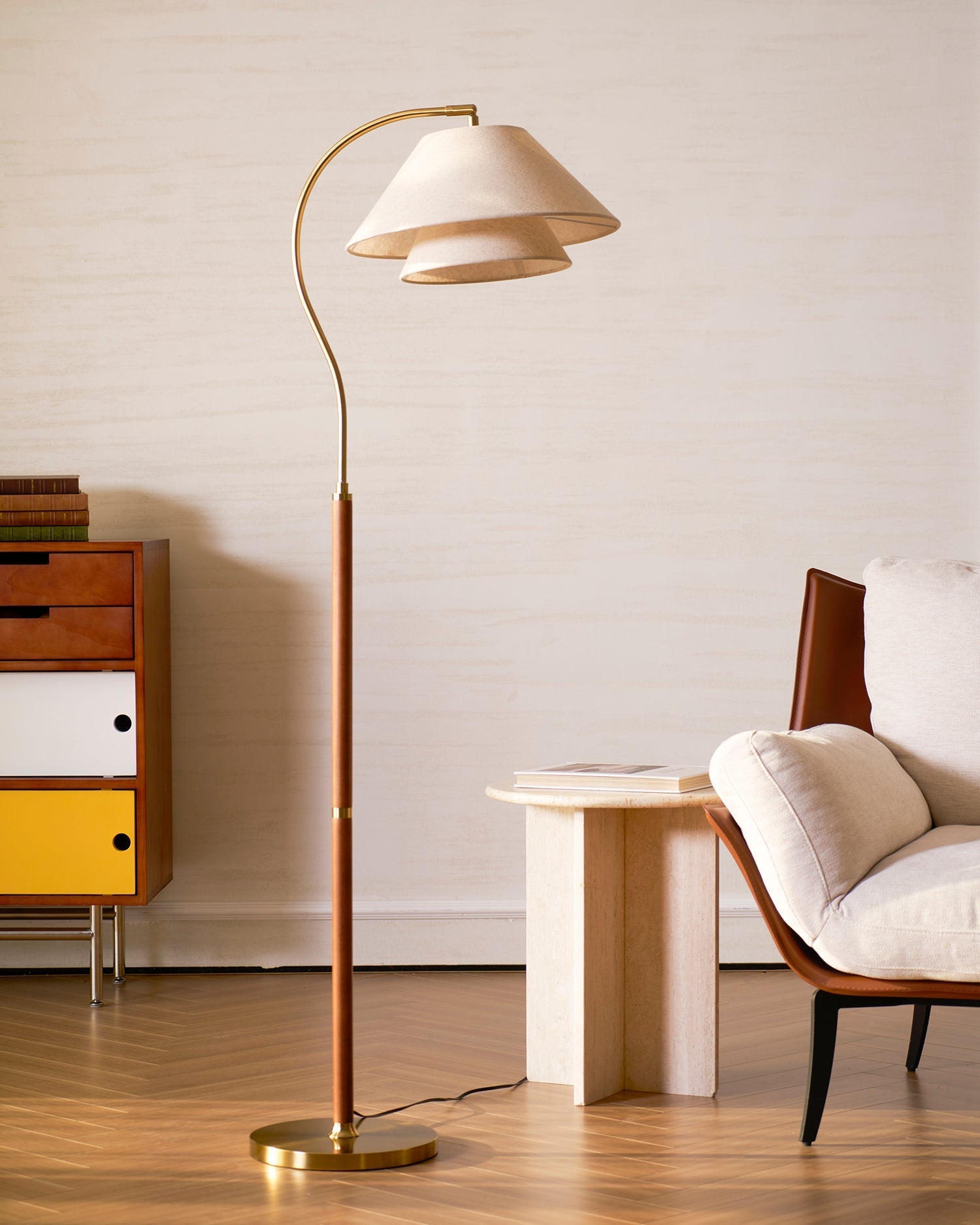 Lampadaire double abat-jour tissu lin et bois 155 cm design élégant salon chambre lumière douce ambiance | Koossa