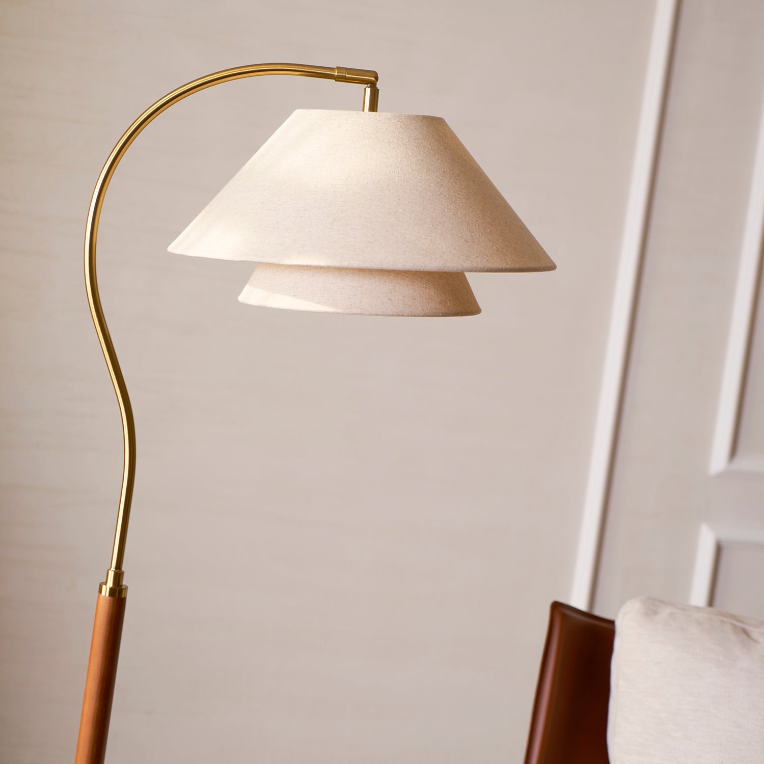 Lampadaire double abat-jour tissu lin et bois 155 cm design élégant salon chambre lumière douce ambiance | Koossa