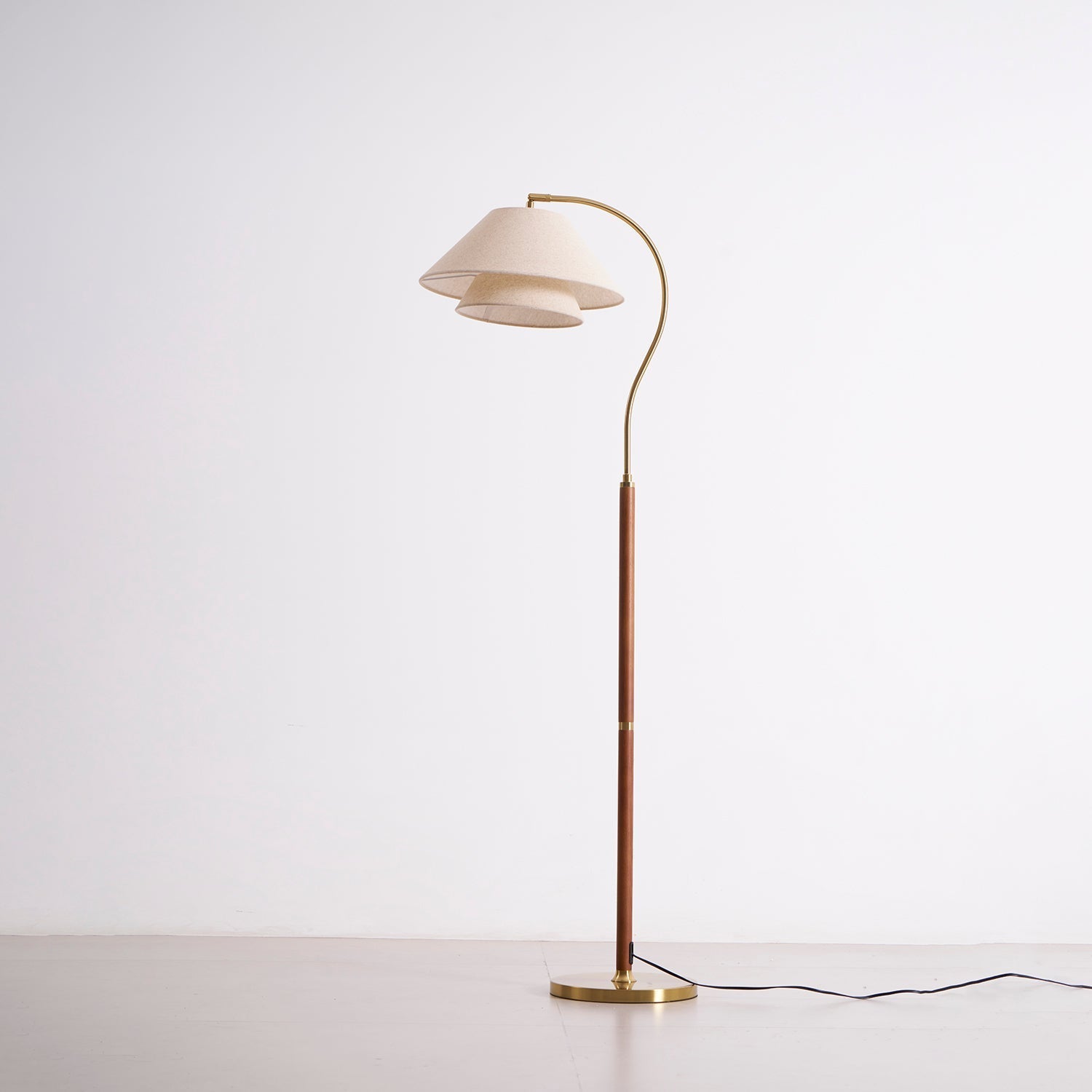 Lampadaire double abat-jour tissu lin et bois 155 cm design élégant salon chambre lumière douce ambiance | Koossa