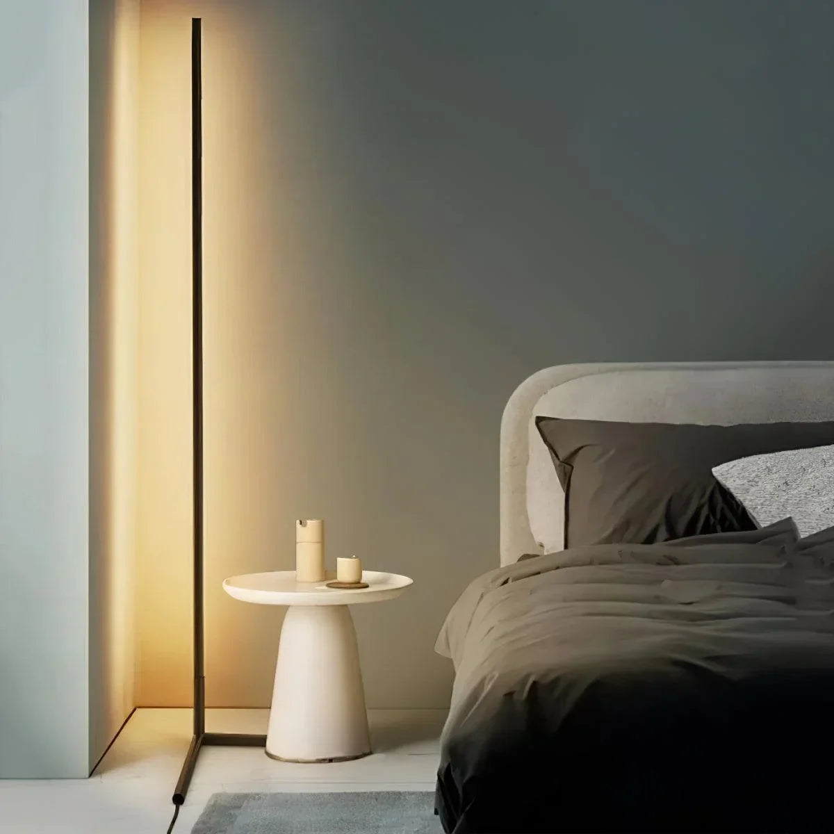 Lampadaire Design LED 24W Réglable Blanc Chaud et RGB Pied en V Minimaliste Éclairage d'Ambiance pour Salon | Koossa