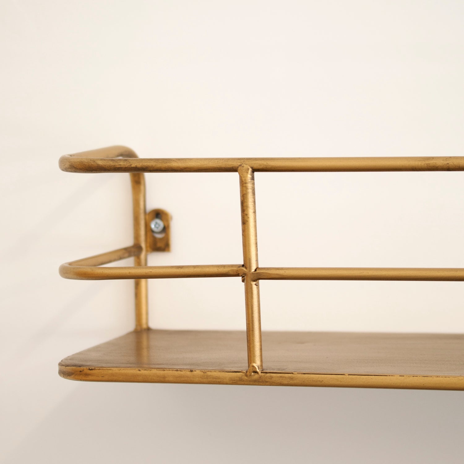 Étagère murale en métal doré brossé 55 cm design industriel moderne cadre filaire pour salon bureau entrée | Koossa