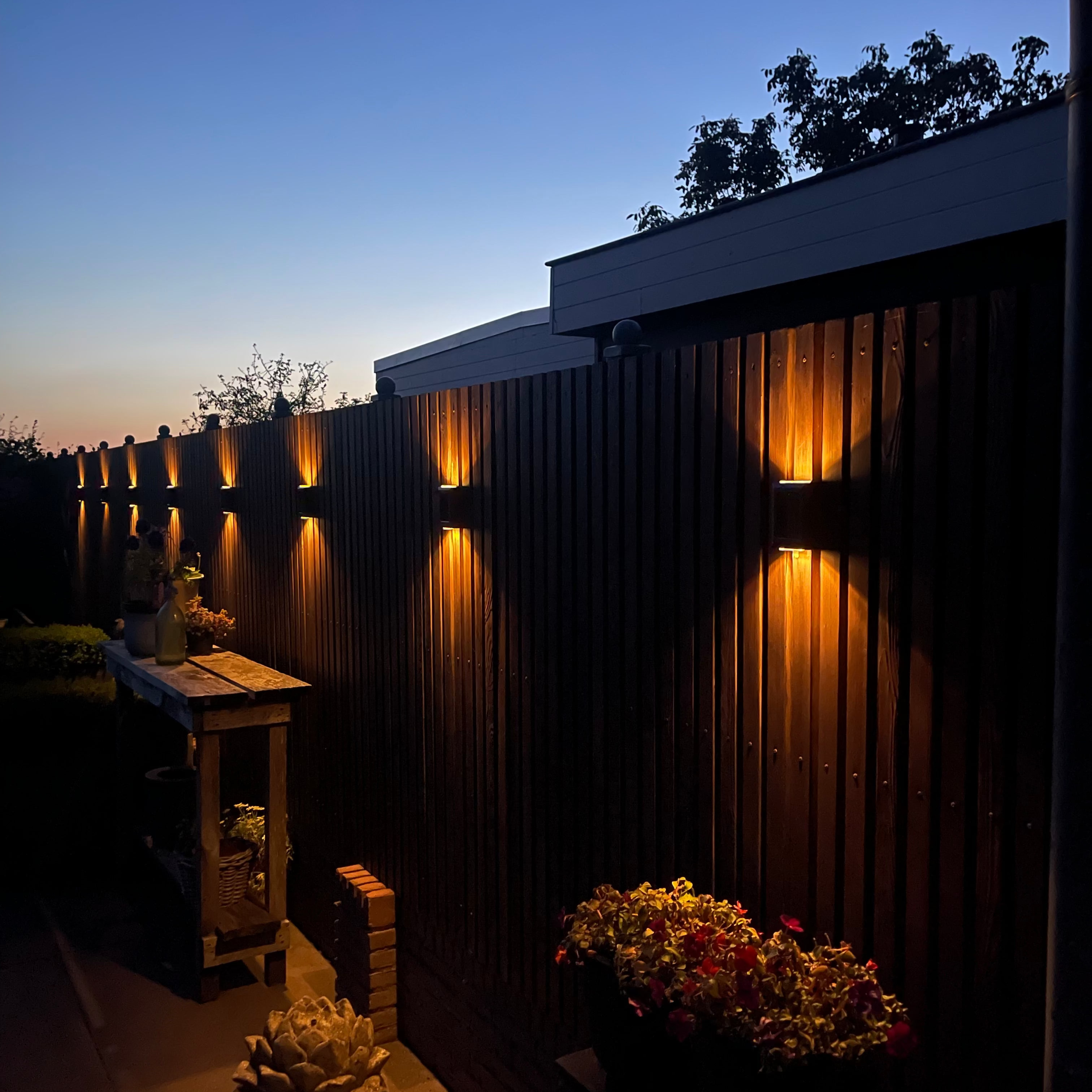 Applique solaire LED extérieure design minimaliste blanc chaud éclairage jardin terrasse balcon automatique durable | Koossa