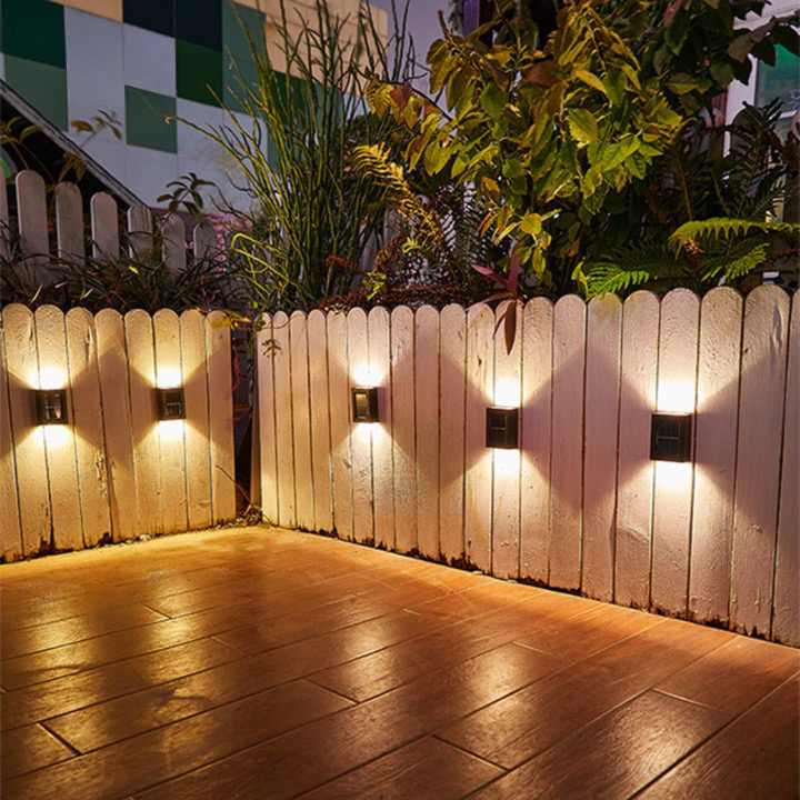 Applique solaire LED extérieure design minimaliste blanc chaud éclairage jardin terrasse balcon automatique durable | Koossa