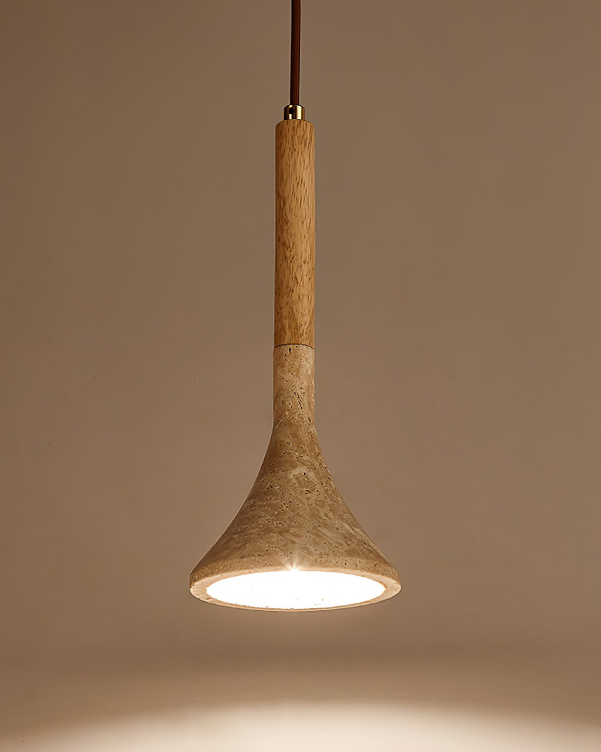 Suspension en Pierre de Travertin et Noyer Massif — Éclairage Ciblé Sculpture Minérale Naturelle Accent Bois | Koossa