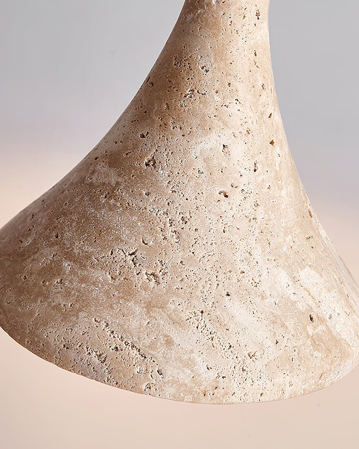 Suspension en Pierre de Travertin et Noyer Massif — Éclairage Ciblé Sculpture Minérale Naturelle Accent Bois | Koossa