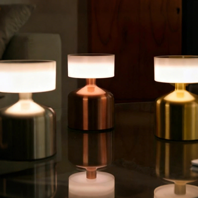 Lampe à poser rechargeable dimmable en métal forgé avec trois températures de couleur LED pour ambiance modulable | Koossa
