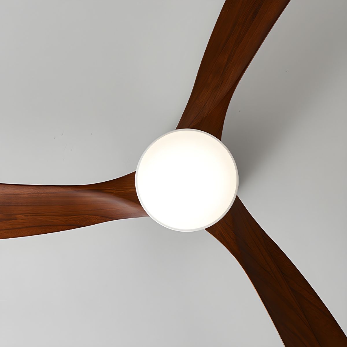 Ventilateur de plafond lumineux lames bois naturel design nordique silencieux économe chambre salon moderne | Koossa