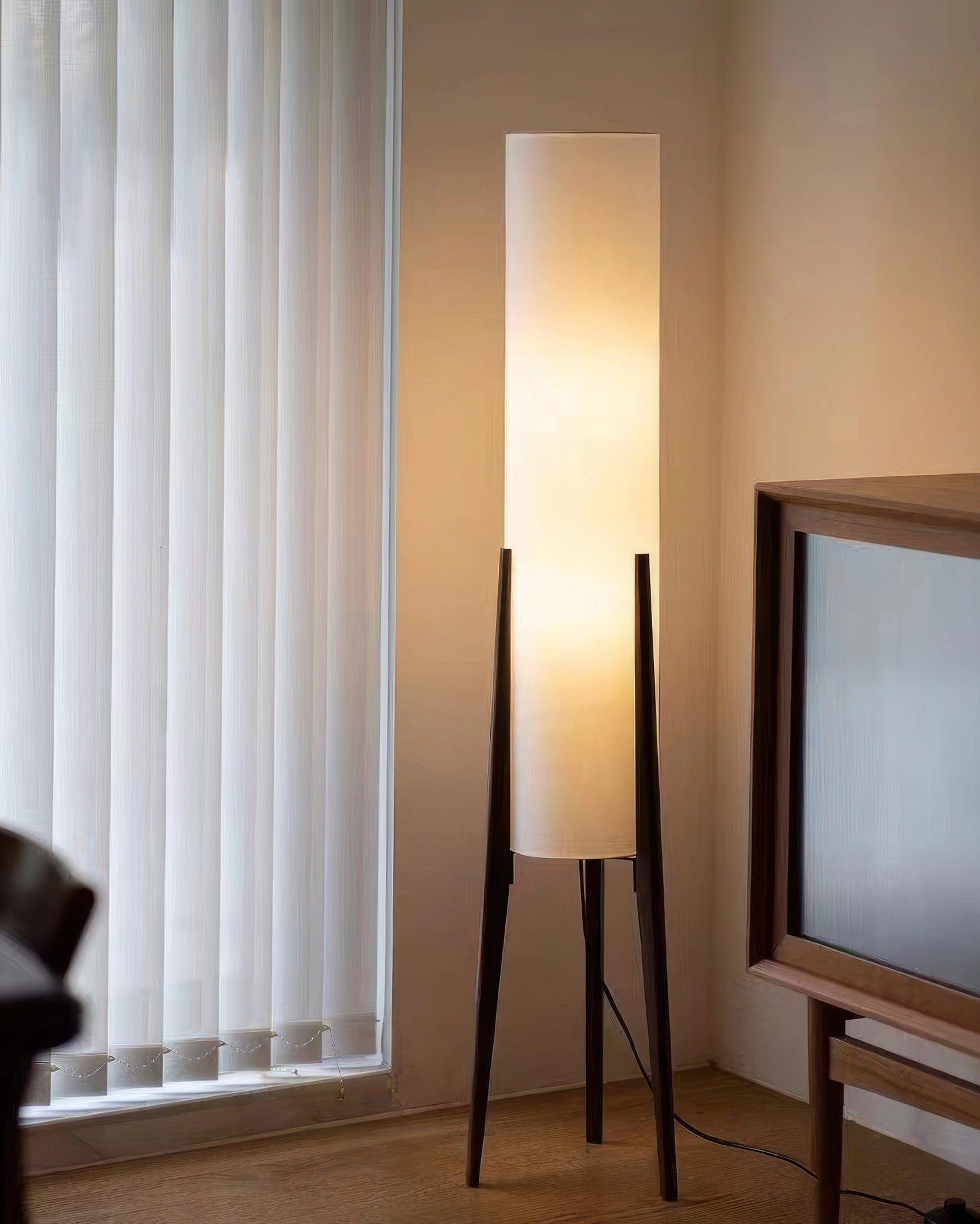 Lampadaire Trépied Bois Massif Abat-Jour Textile LED E27 Ambiance Scandinave Salon Chambre Douce Lumière | Koossa