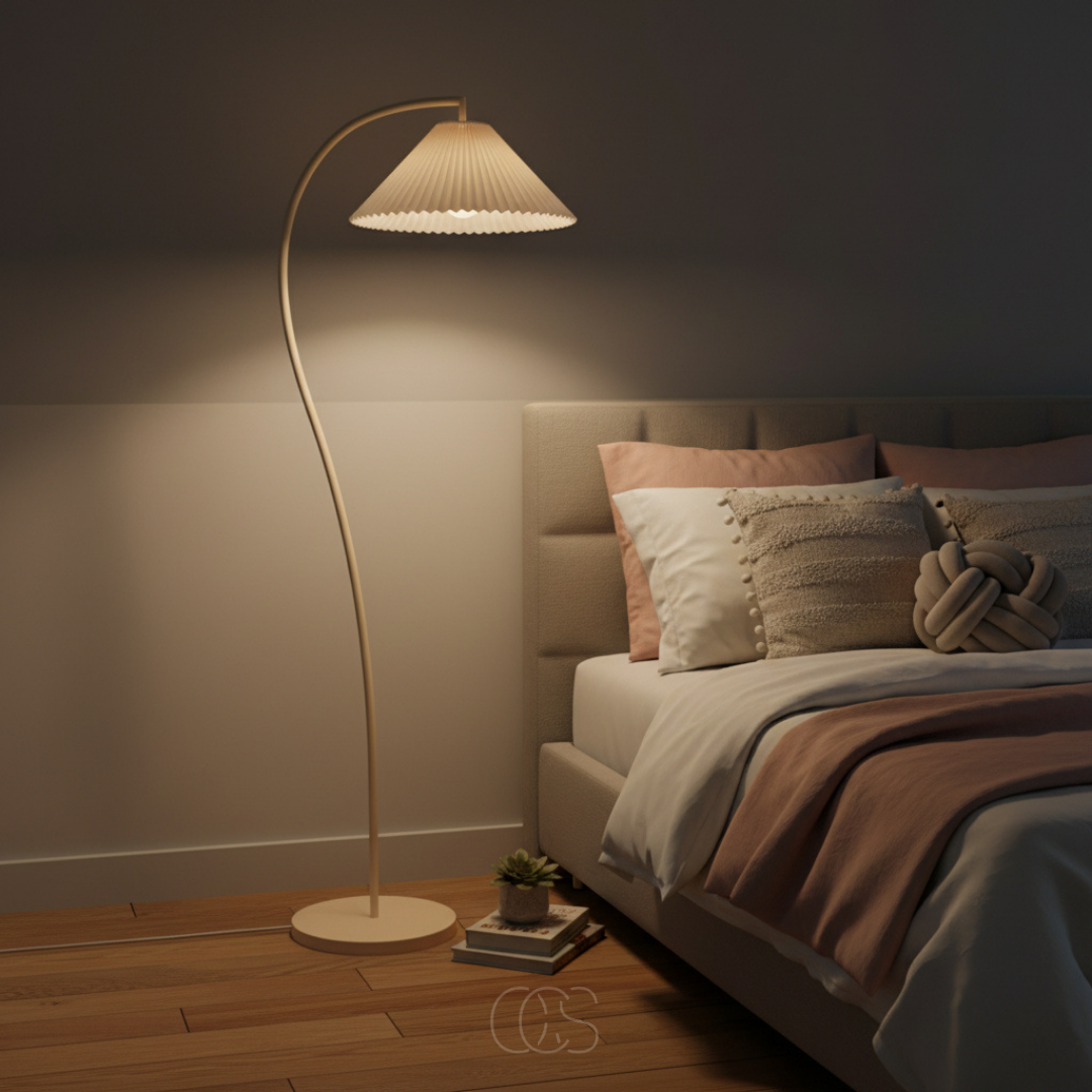 Lampadaire arc textile plissé beige 152 cm salon lecture E27 ambiance chaleureuse élégante fauteuil chambre | Koossa