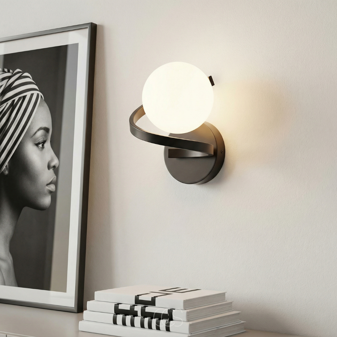 Applique murale ronde en verre dépoli noir IP44 étanche pour hall, chambre et salle de bains au style moderne | Koossa