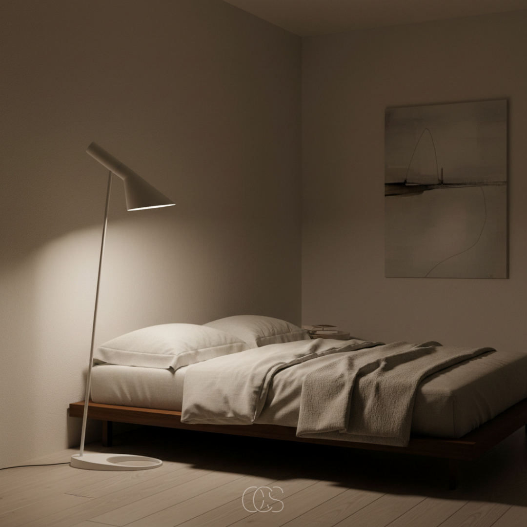 Lampadaire inclinable scandinave en métal avec abat-jour orientable idéal pour lecture salon et ambiance cosy | Koossa