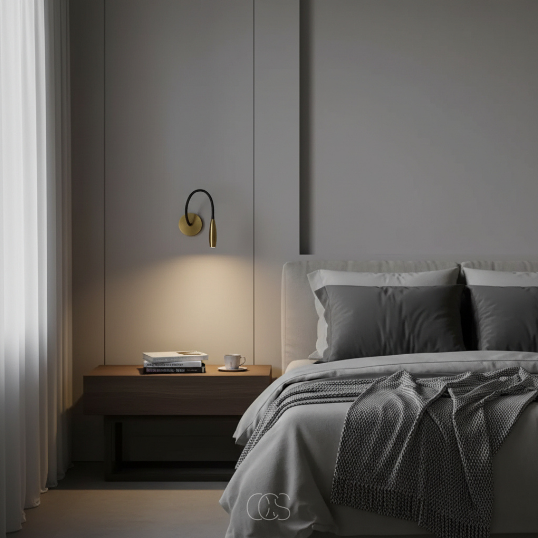 Applique liseuse LED orientable en métal doré pour chevet et fauteuil de lecture avec bras flexible et éclairage | Koossa